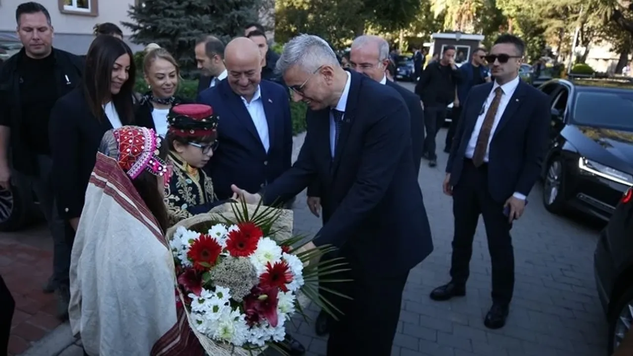 Sağlık Bakanı Memişoğlu, ziyaretlerde bulundu
