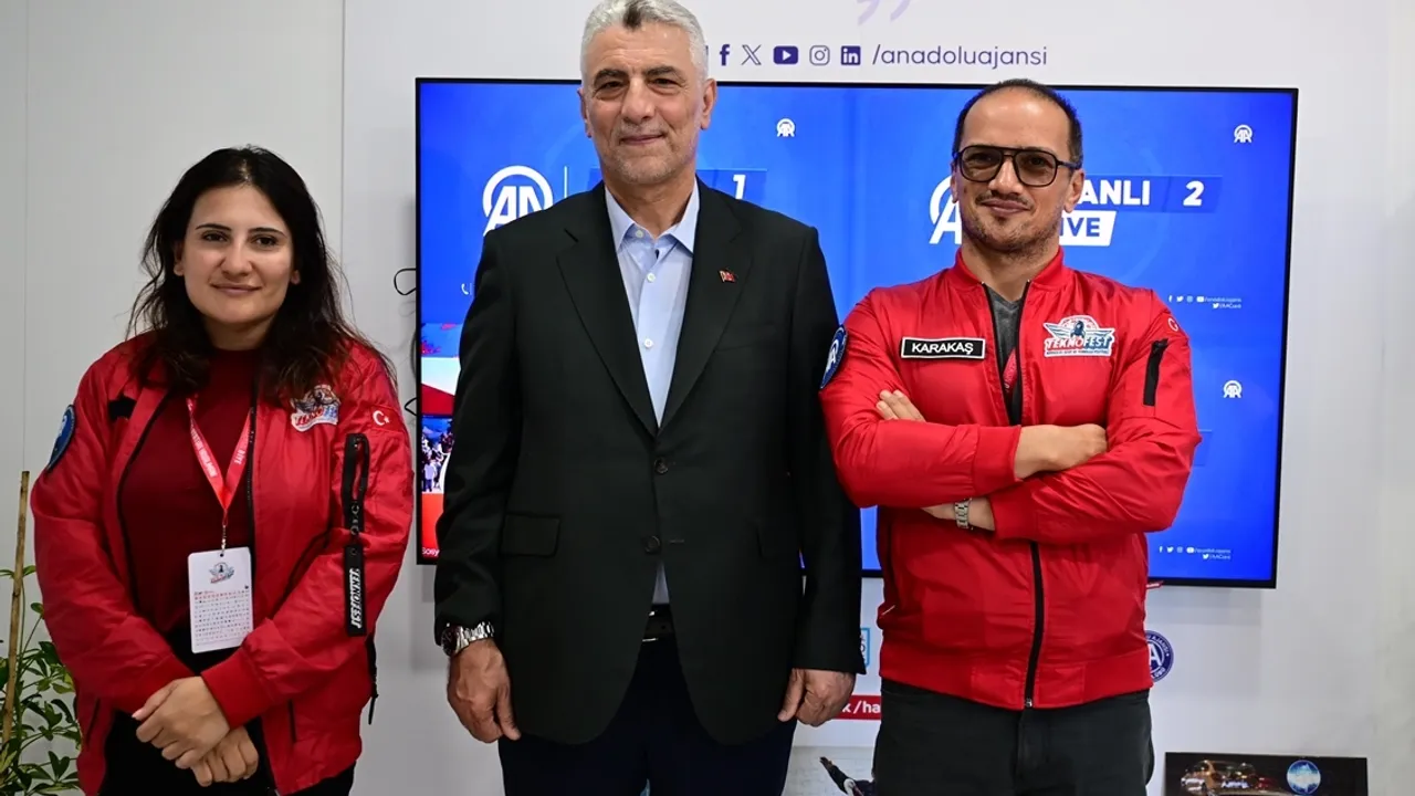 Ticaret Bakanı Bolat, TEKNOFEST stantlarını gezdi