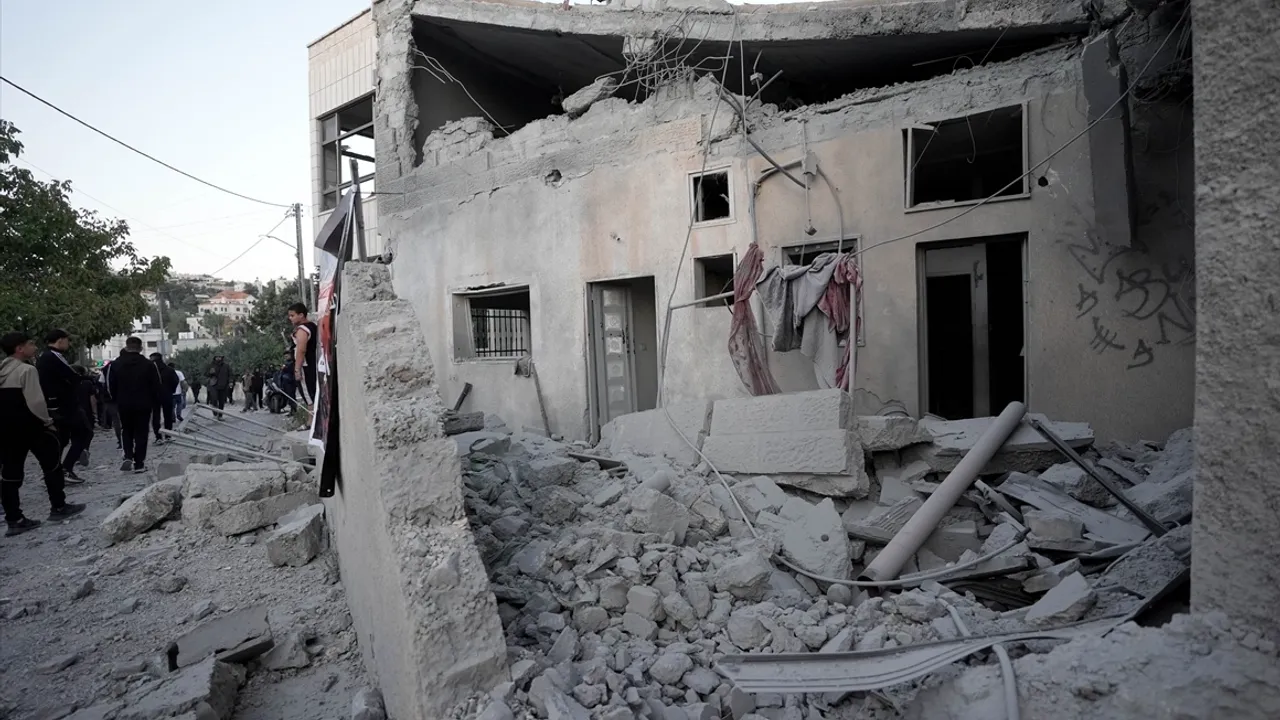 İsrail ordusu, El-Kubeybe’ye baskın düzenleyerek Amr’ın evini patlayıcılarla yıktı