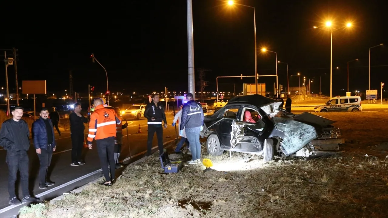 Kars''ta tomruk yüklü kamyonla çarpışan otomobil sürücüsü öldü