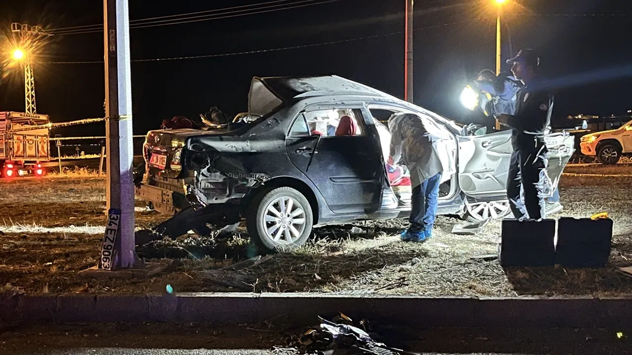 Tomruk yüklü kamyonla çarpışan otomobil sürücüsü öldü