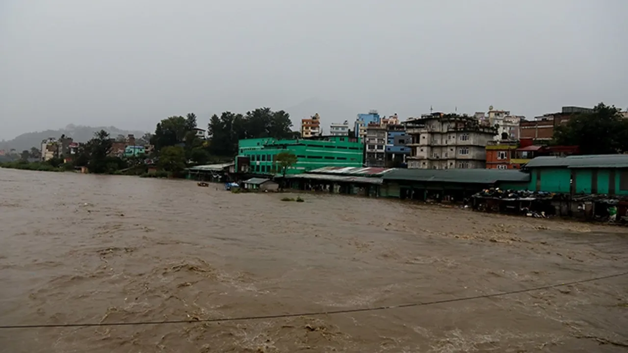 Nepal''de sel 39 can aldı