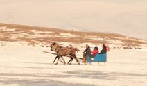Yüzeyi buz tutan Çıldır Gölü misafirlerini ağırlamaya başladı
