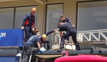Antalya'da 4. kattan tenteye düşen adam için seferberlik
