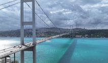 İstanbul Boğazı fetih yıl dönümünde turkuaz renge büründü