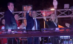 Özgür Özel, Bağdat Caddesi'ndeki fener alayındaydı: Asla teslim olmayacağız