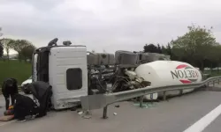 Beton mikseri devrildi, sürücüsü yaralandı