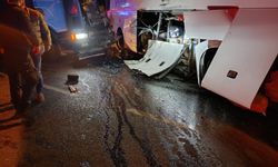 Tur otobüsü ile tır çarpıştı: 20 yaralı