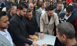 Kuyumcu açılışında izdiham: Altın ve saat hediye edildi