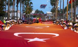 Mersin'de 102 metre uzunluğunda Türk bayrağıyla yürüyüş düzenlendi