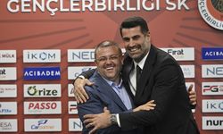 Gençlerbiliği'nin yeni antrenörü Demirel imza attı ve ilk idmanına çıktı