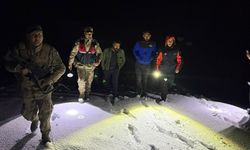 Ağrı'da karda mahsur kalan 2 kişi kurtarıldı