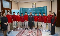 Türkiye’nin ilk astronotu Alper Gezeravcı Bakü’de gençlerle buluştu