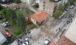 Balıkesir’de artçıların ardından 2 katlı bina çöktü