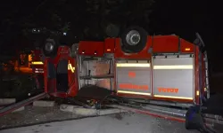 Yangından dönen itfaiye aracı devrildi