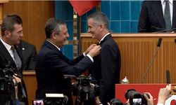 CHP'ye İYİ Parti'den dikkat çeken katılım: Ümit Dikbayır'ın rozetini Özgür Özel taktı