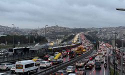 Hafta bitiyor İstanbul'da trafik zinciri bitmiyor: Yoğunluk yüzde 76’ya çıktı