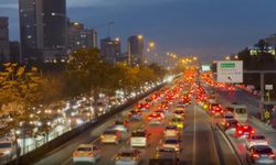 İstanbul'da trafik yoğunluğu ulaşımı aksattı
