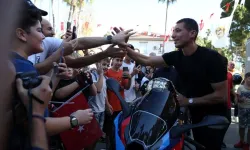 Şampiyon memleketi Alanya'da coşkuyla karşılandı