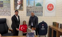 Kız kardeşlerin bayrak sevgisi yürekleri ısıttı