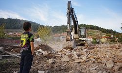 Sındırgı'da son durum: Yıkım çalışmaları devam ediyor