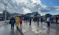 Foça’da sağanak hayatı felç etti: Ev ve iş yerlerini su bastı