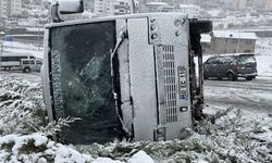 Kar yağışı kazayı da beraberinde getirdi: İşçi servisi takla attı