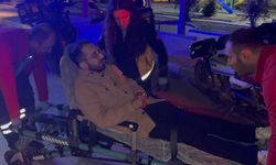 Bankta otururken tanımadığı bir kişi tarafından bıçaklandı