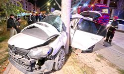 Direksiyon hakimiyetini kaybetti, direğe saplandı