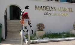 Güzellik merkezinde robot işçi: Müşterilerin ilgi odağı oldu