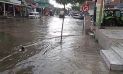 İzmir'i sağanak vurdu! Yollar göle döndü