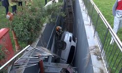 Direksiyon hakimiyetini kaybeden sürücü aracıyla boşluğa düştü