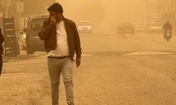 O şehirde toz bulutu şehri kızıla bürüdü