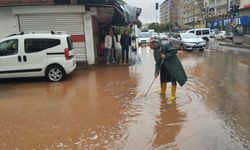 Diyarbakır'da sağanak yağış nedeniyle yollar göle döndü