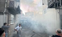 Ümraniye'de depoda yangın çıktı: Bir işçi dumandan etkilendi