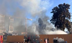 İzmir'de şantiyede yangın: Gökyüzünü siyah dumanlar kapladı