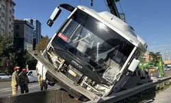 Kadıköy’de minibüs bariyerlere çıktı: D-100’de trafik yoğunluğu