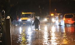 Çeşme yağmura esir: Deniz karayla birleşti