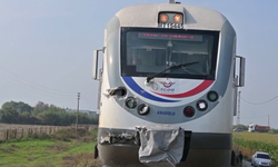 Turgutlu'da yolcu treninin çarptığı kamyonette hasar oluştu