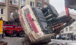 Esenyurt'ta iş makinesinin üzerine devrildiği 2 otomobil ve motosiklet zarar gördü