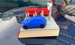 Almanya'da TOGG'un teslim törenine damga vuran hediye