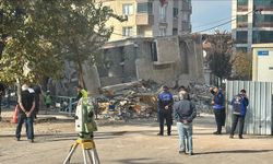 Gebze'de yıkılan binanın ardından çalışmalara devem ediliyor