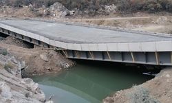 Diyarbakır'da köprü inşaatı çöktü: 2 kişi enkaz altında