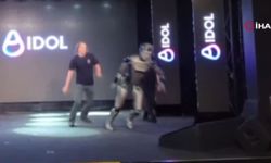 Rusya’da yapay zeka kazası: İlk insansı robot tanıtımda yere düştü