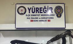 Adana'da bir evin mutfak dolabından çıkanlar şoke etti: AK-47, pompalı tüfek...