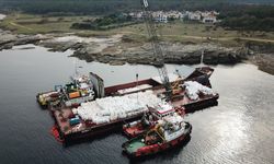 Kocaeli'de karaya oturan gemideki yükün tahliyesi başladı