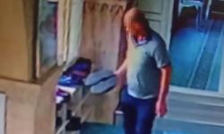 Camideki ayakkabı hırsızı kamerada! İnceledi, beğenip aldı
