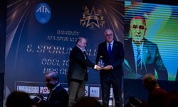 Voleybol Federasyon başkanı Mehmet Akif Üstündağ ödüle layık görüldü