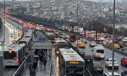 İstanbul'da trafik yağmurun etkisiyle durma noktasına vardı