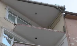 5 katlı binada balkon çöktü! Ölümle burun buruna geldiler